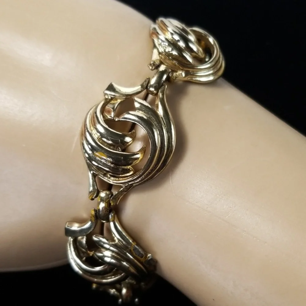 Vintage Signed CORO Link Bracelet Pat Pend Gold Tone